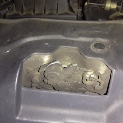 Schloss Motorhaube Fahrerseite.jpg